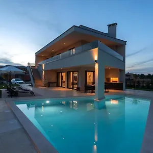 Luxurioese Perla Mit Pool Und Jacuzzi Ferienhaus